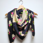 Foulard en soie dessin stylisé fluo sur fond bleu et blanc. Fluo vert et rose.