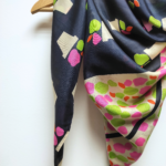 Foulard en soie dessin stylisé fluo sur fond bleu et blanc. Fluo vert et rose.