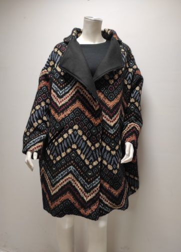 Manteau Over Size Yli sur mannequin de présentation, tissus tissé avec un motif tapisserie zig zag