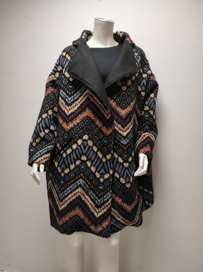 Manteau Over Size Yli sur mannequin de présentation, tissus tissé avec un motif tapisserie zig zag