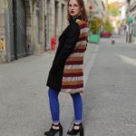 Manteau Neiva noir bordeaux blanc et jaune porté par une modèle